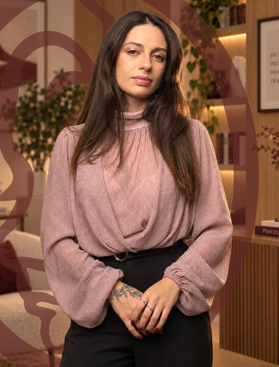 Eduarda Goulart em pé, em seu retrato de apresentação profissional